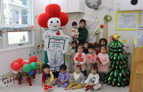 도램아띠어린이집(원장 신진영)에서 세종사회복지공동모금회(회장 박상혁)에 기부하기 위해 ‘아나바다 성금 전달식’을 진행하고 단체사진을 촬영하고 있다.