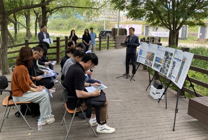 김홍근 환경정책과장이 지난 5월 현곡면 금장대에서 환경부 도시생태축 복원사업 심사위원들을 대상으로 현장 브리핑을 하고 있다.