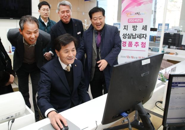 안병구 밀양시장이 16일 시청 세무과에서 지방세 성실납세자 경품 추첨을 하고 있다.