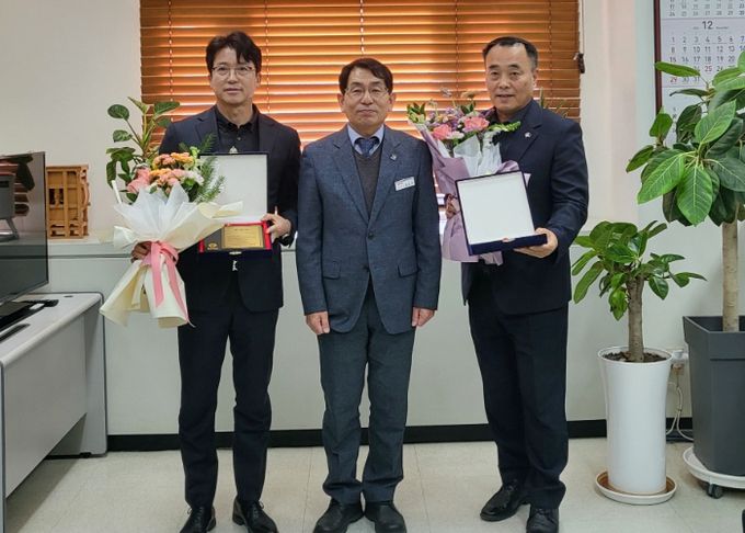 왼쪽부터 진주축산과장, 도 농정국장, 창녕 축산과장