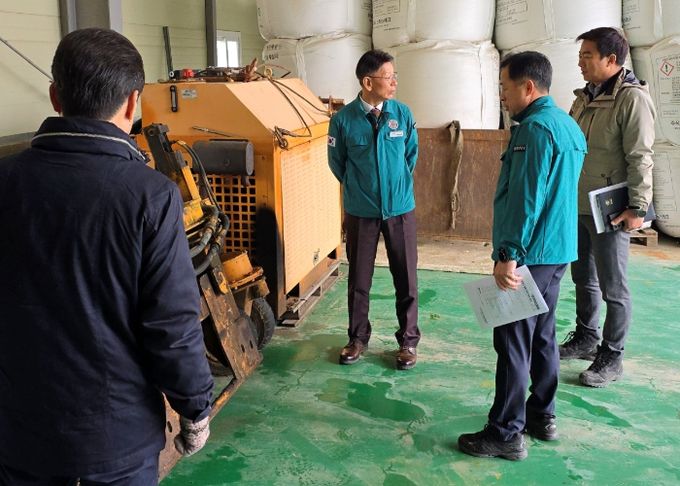 창녕군이 폭설 피해 최소화를 위한 제설작업 준비를 마쳤다