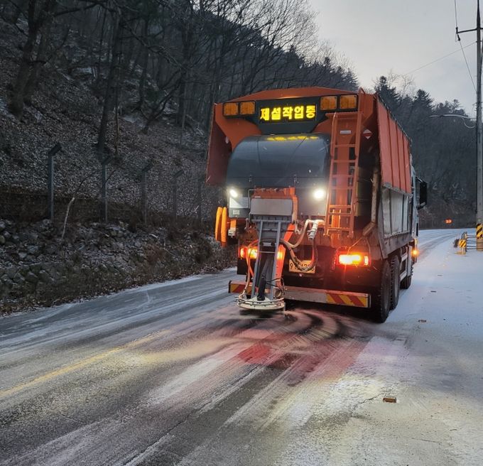 지역 내 제설차량 제설작업 현장