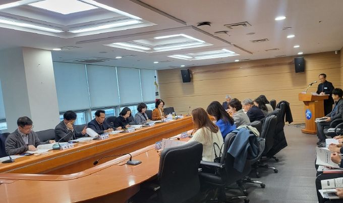 천범산 부교육감이 학교안전관리위원들과 정례회를 진행하고 있다.