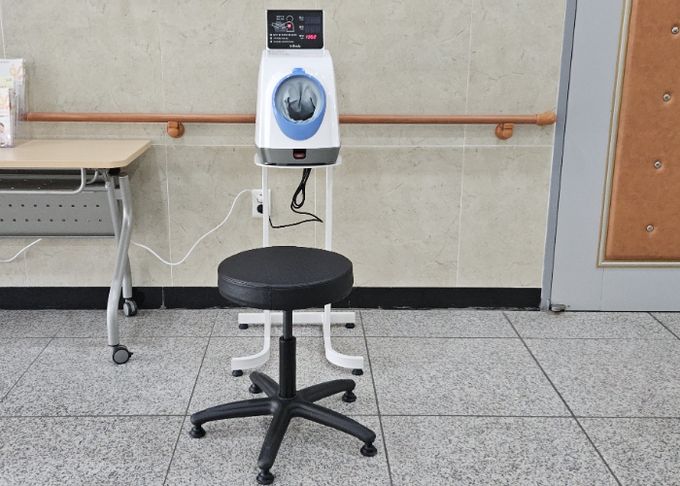 한국원자력환경공단이 노인종합복지관에 혈압기를 기부했다.