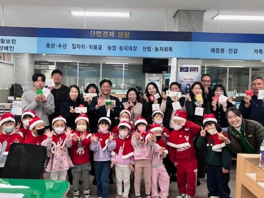 고성군 ‘배둔어린이집 어린이 산타’지역민들에게 행복과 사랑을 선사