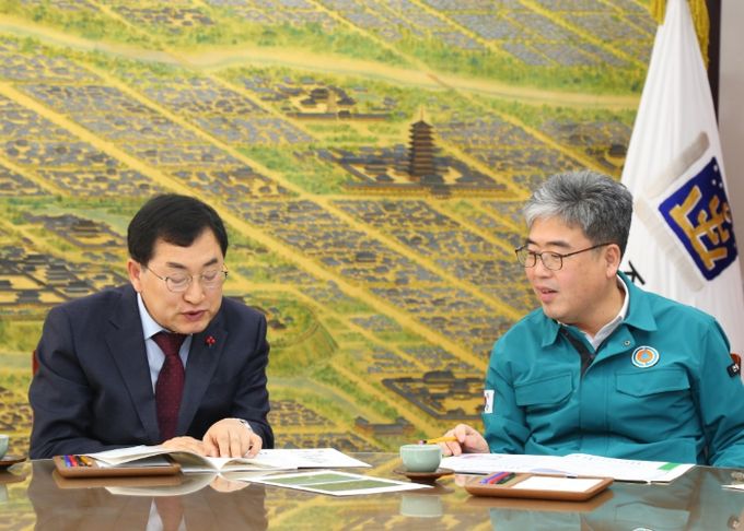 주낙영 경주시장이 지난 16일 시청 대외협력실에서 임상섭 산림청장과 소나무재선충병 방제전략에 대해 논의하고 있다.