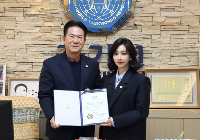 이동섭 국기원장(왼쪽)이 홍보대사로 위촉한 배우 이유리 씨에게 위촉장을 수여한 뒤 기념촬영을 하고 있다.