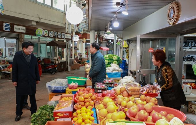 고성군수, 전통시장 찾아 민생현장 점검
