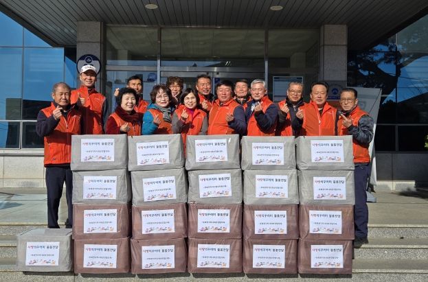 지역사회보장협의체 위원들이 사랑의 꾸러미를 전달하고 있다.