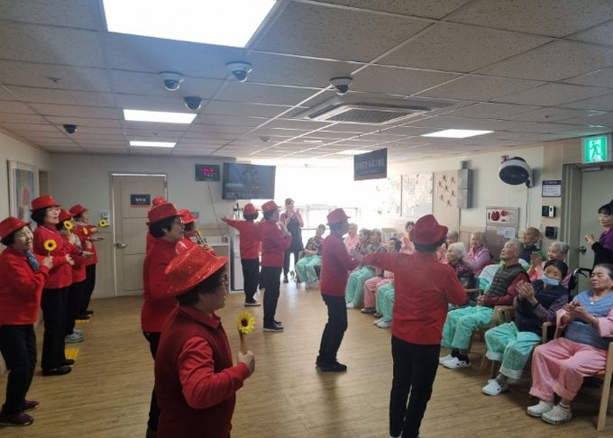 함안군 종합사회복지관, 자원봉사자센터 숟가락 난타 공연으로 함안요양원에 흥겨움 선사