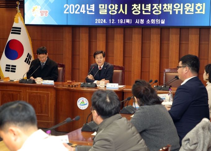 안병구 밀양시장이 지난 19일 시청 소회의실에서‘2024년 청년정책위원회 정기회의’를 주재하고 있다.