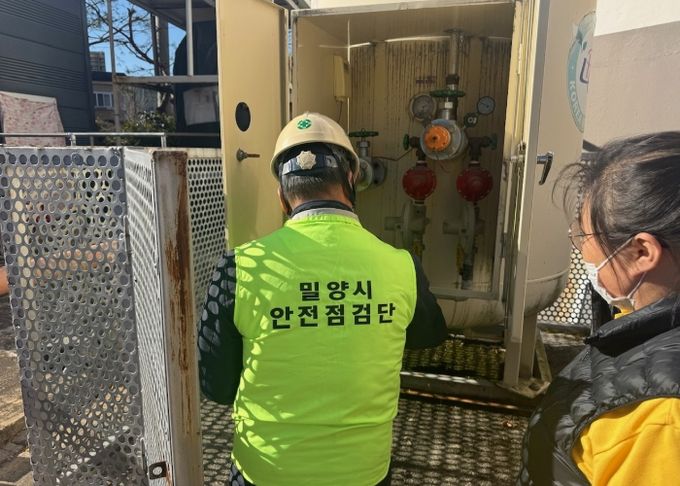 지난 19일 밀양시 화재 안전 합동점검반의 기쁨요양원 가스 점검