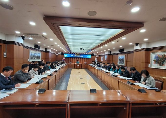 안병구 밀양시장이 20일 시청 소회의실에서 열린‘지역 민생안정 대책 보고회’를 주재하고 있다.