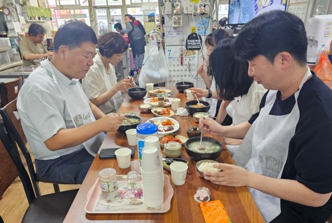 경주시 복지정책과 직원들이 지난 7월 전통시장을 찾아 점심식사를 하고 있다.