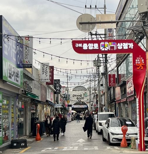 빛과 마크로 물든 골목길