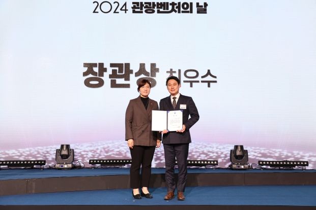 경상국립대학교(GNU·총장 권진회) 창업중심대학사업단(단장 최병근)이 2024년 창업중심대학 도약기 창업기업으로 선정해 육성 중인 주식회사 디벨로펀 강동완 대표가 12월 23일 서울 중구 웨스틴조선 서울에서 개최된 ‘2024 관광벤처의 날’ 행사에서 최우수상을 수상했다.