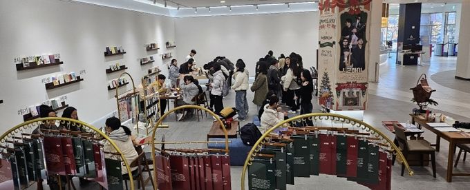 경상국립대 도서관은 12월 23~26일 학내구성원과 지역주민 대상으로 ‘Merry도서관이 선물하는 작은 책방’을 개최했다.