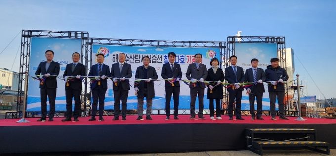 경상국립대학교 해양과학대학은 12월 19일 군산 ㈜삼원중공업에서 ‘경상국립대학교 참바다호 대체 하이브리드 전기추진 해양수산탐사실습선 기공식(Keel Laying Ceremony)’을 개최했다.