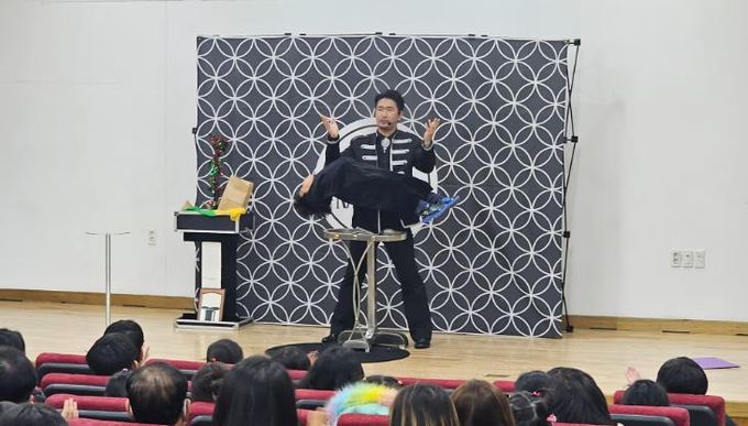 함안군립 칠원도서관 '도서관으로 찾아온 마술사' 성료