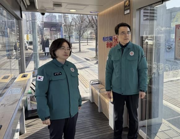 지난 24일 박희영 용산구청장(왼쪽)이 효창공원앞역 용산형 스마트쉼터에서 겨울철 한파 취약시설 점검을 실시하고 있다