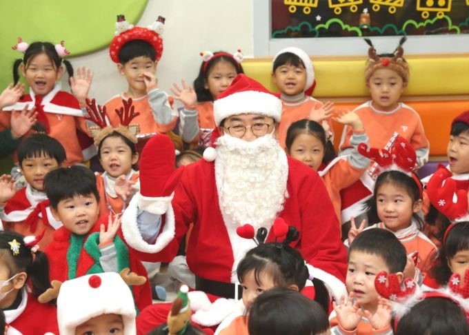 주낙영 경주시장이 24일 지역 어린이집을 깜짝 방문해 산타클로스로 깜짝 변신해 아이들에게 환상적인 추억을 선사하고 있다.