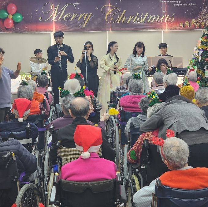 노인요양시설 평안의집에서 진행된 따듯한 연말 공연