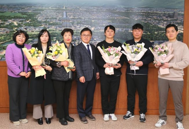 지난 26일 경주시 부시장실에서 송호준 부시장이 표창패를 전달한 후 기념촬영을 하고 있다.