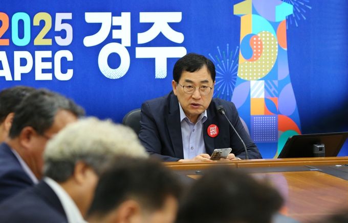 주낙영 경주시장이 지난 2일 영상회의실에서 국소본부장 회의를 주재하고 5급 이상 간부 공무원들에게 성과 중심의 실질적인 시정 운영과 내년 주요 업무 계획 준비를 철저히 해달라고 요청하고 있다.