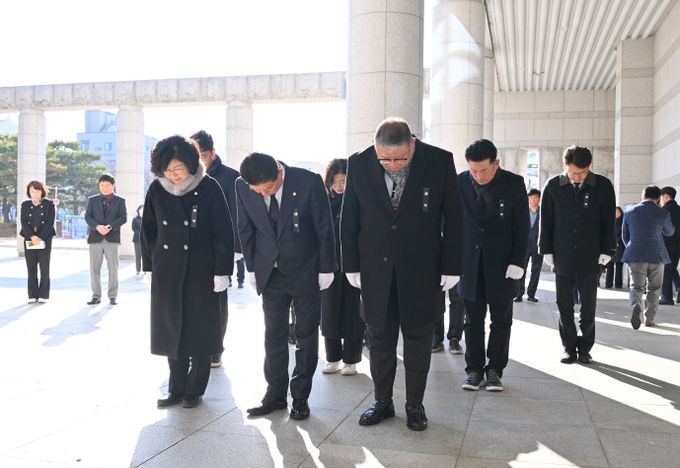 진주시의회, 여객기 참사희생자 분향소 참배