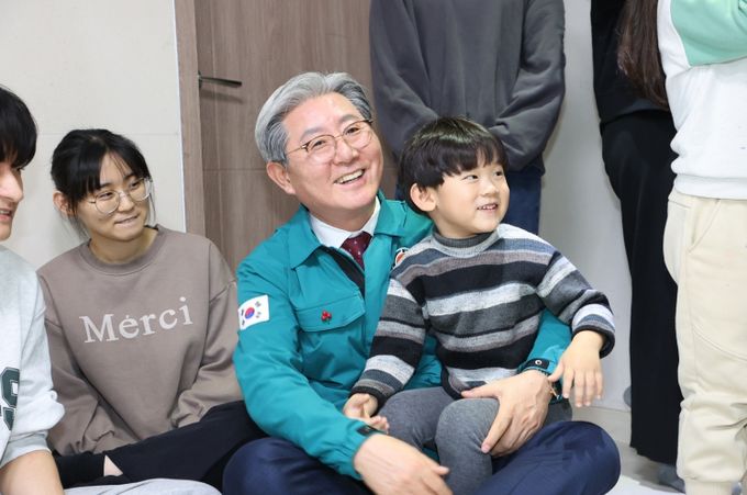 국 최초 두자녀 이상 1인당 18세까지 매월 10만원 지원