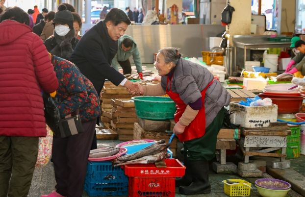 지역 경제 살리기 위해 전통시장 방문