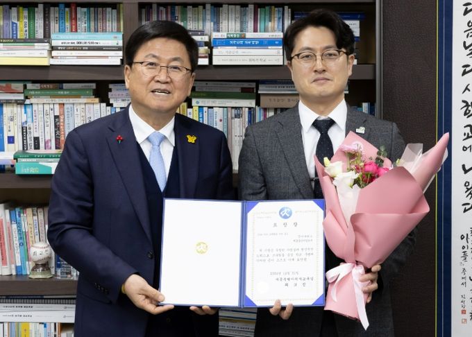 1월 10일 교육감 집무실에서 학생맞춤통합지원 체계에 적극 협력하는 공로를 인정받아 굿네이버스 세종충남사업본부가 표창장을 수여받고 있다.