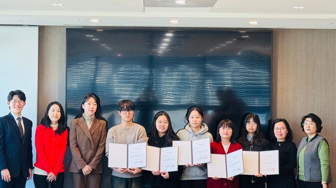 ‘김앤장 법률사무소와 함께 하는 드림스타트 독서 멘토링 수료식이 지난 9일 김앤장 크레센토 빌딩에서 변호사 멘토와 화천군 드림스타트 아동들이 참석한 가운데 열렸다.