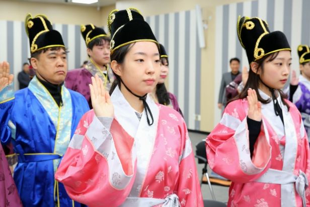 경주시는 13일 청사 내 대회의실에서 신규 공무원 26명의 임용장 수여식을 열고, 공직에 첫발을 내딛는 순간을 격려하고 있따.