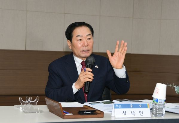 성낙인 군수가 남지읍행정복지센터에서 군민과의 대화 시간을 갖고 있는 모습