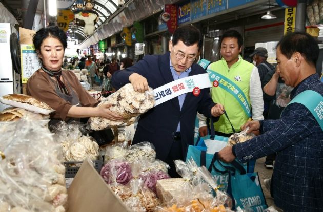 주낙영 경주시장이 추석 연휴를 앞둔 지난해 9월 성동시장을 찾아 전통시장 장보기 행사에 참여하고 있는 모습.