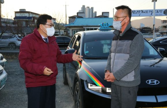 주낙영 경주시장이 택시를 타고 무료택시 사업 현황을 둘러보고 있다.