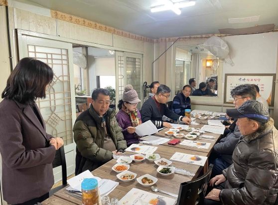 서연주 초동면장이 16일 관내 식당에서 밀양시 초동면 기관단체협의회 회의에서 면정 추진 사항을 홍보하고 있다.