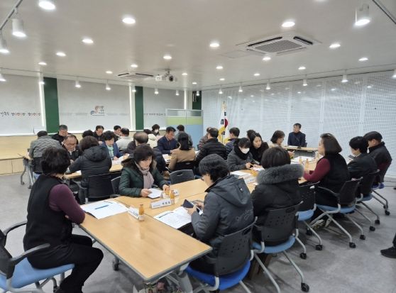 - 16일 밀양ㅅ 가곡동 행정복지센터에서 개최된 2025년 첫 주민자치회의 장면