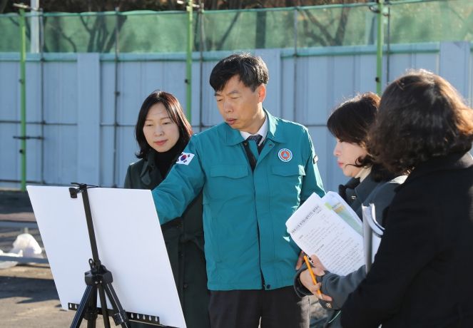 16일 이채권 남구부구청장이 담당공무원과 함께 야음테니스장 비가림시설(막구조) 설치공사 현장을 방문하여 공사 진행 상황을 살펴보고 있다.