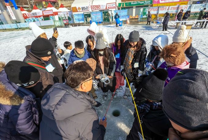 지난 17일 2025 화천산천어축제를 찾은 외국인 관광객들이 얼음낚시를 즐기고 있다