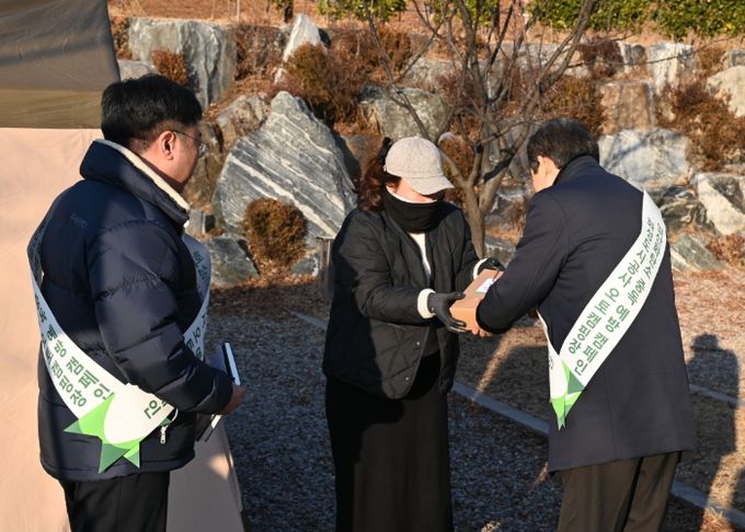 HU공사 시설관리본부장이 향남오토캠핑장 이용객들에게 안전키트를 배부하고 있다.(화성도시공사 제공)
