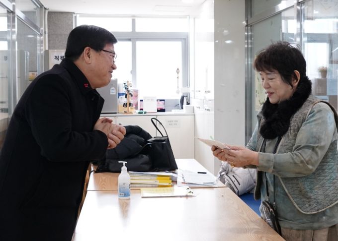 최교진 교육감과 직원들이 민족 대명절인 설 명절을 앞두고 20일부터 이틀간 관내 사회복지시설 14곳을 방문, 위문품을 전달하고 따뜻한 정을 나눴다.