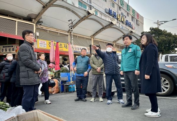 김영욱 부산진구청장, 설 명절 전통시장 방문 화재예방 활동 당부