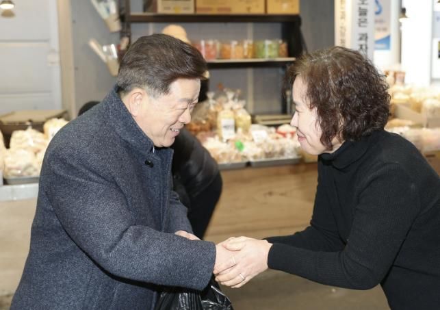 박승원 광명시장이 지난 20일 오후 설 명절을 앞두고 광명전통시장을 찾아 상인들과 소통하며 민생안정을 살피고 있다.