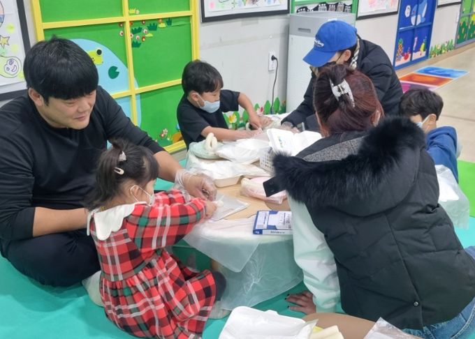 아이행복키움터를 방문한 어린이들이 프로그램에 참여 하고 있다