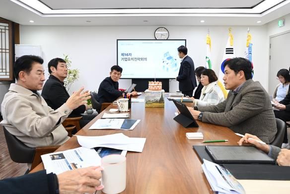 김동근 시장이 1월 21일 시장실에서 ‘제16차 기업유치 전략회의’를 진행하고 있다.