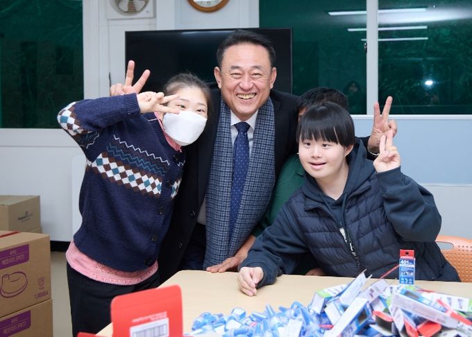 이충우 여주시장 설 명절 맞아 신륵장애인보호작업장 위문