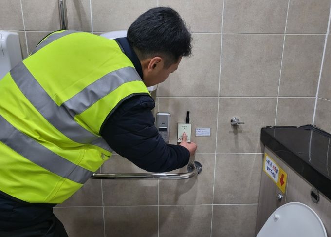 용인시 관계자가 공중화장실에 대한 편의·안전 시설 점검을 하고 있다.