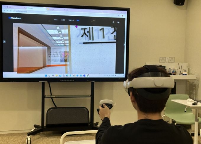 디지털플레이존에서 디지털 체험 중인 이용자